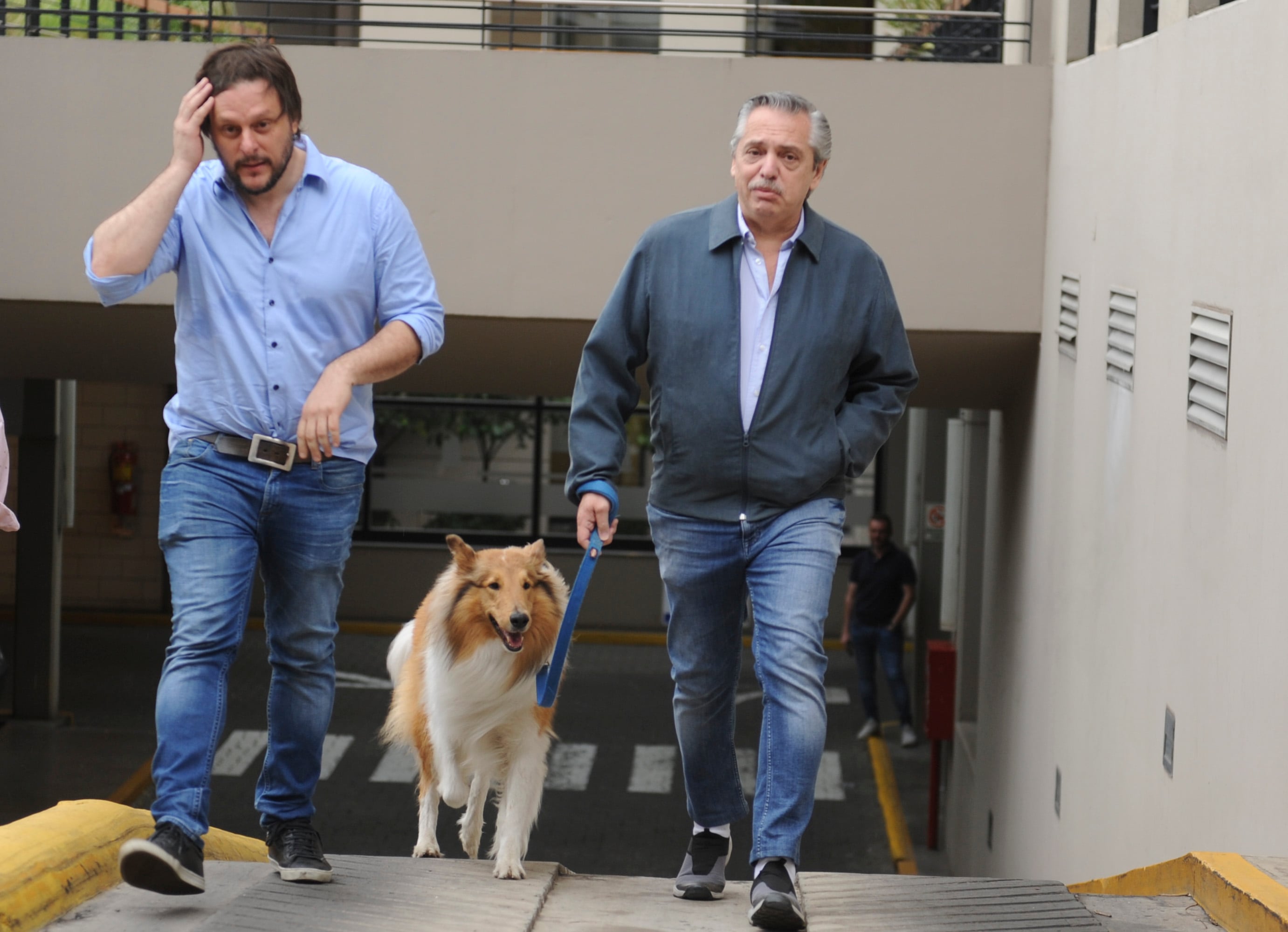 Leandro Santoro junto a Alberto Fernández.