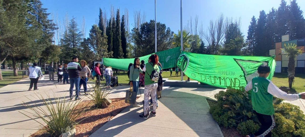 Niños de Drummond reclaman por su cancha para poder entrenar.