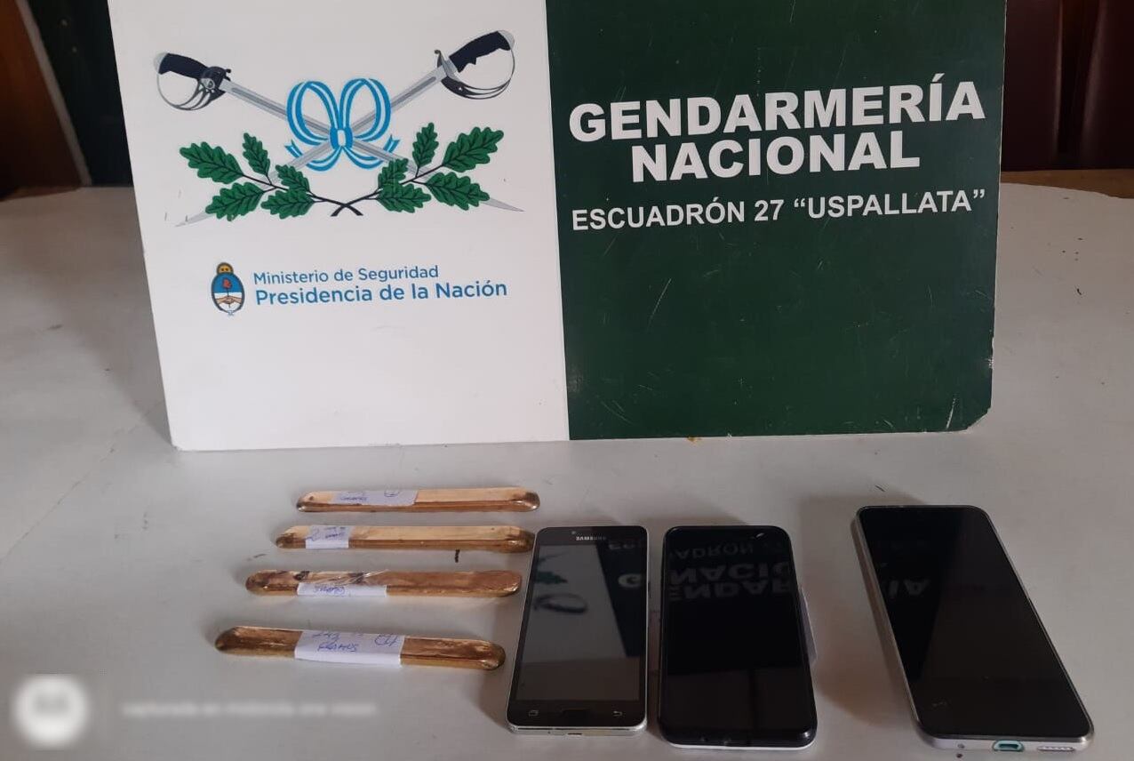 Los lingotes de oro y alguno de los celulares secuestrados a los delincuentes detenidos.