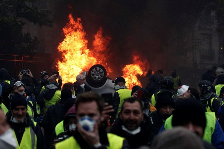 Manifestantes con chalecos amarillos se enfrentaron a policía cerca del Arco del Triunfo de París. (EFE)