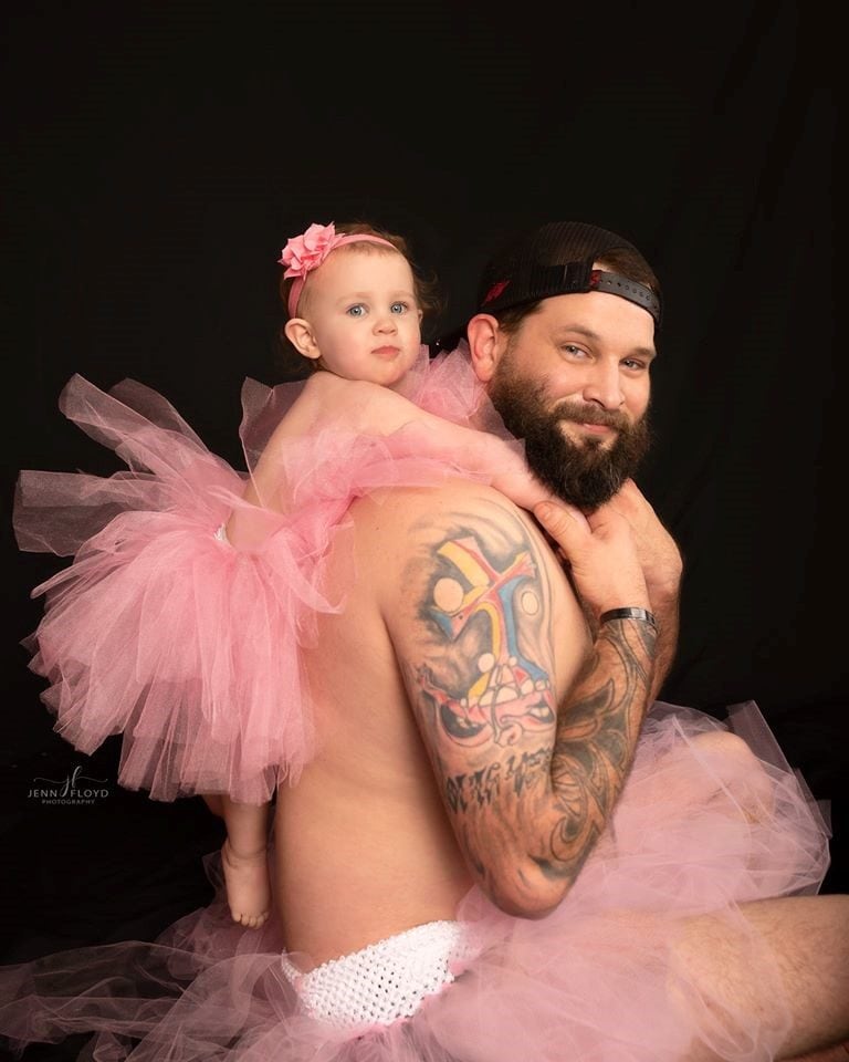 Las tiernas imágenes de un padre vestido vestido como su hija de un año (Foto: Facebook/jennfloydphotography)