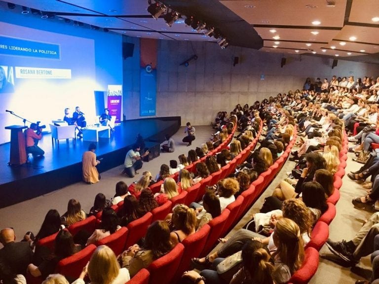 ciclo “Mujeres liderando la política” en Córdoba.