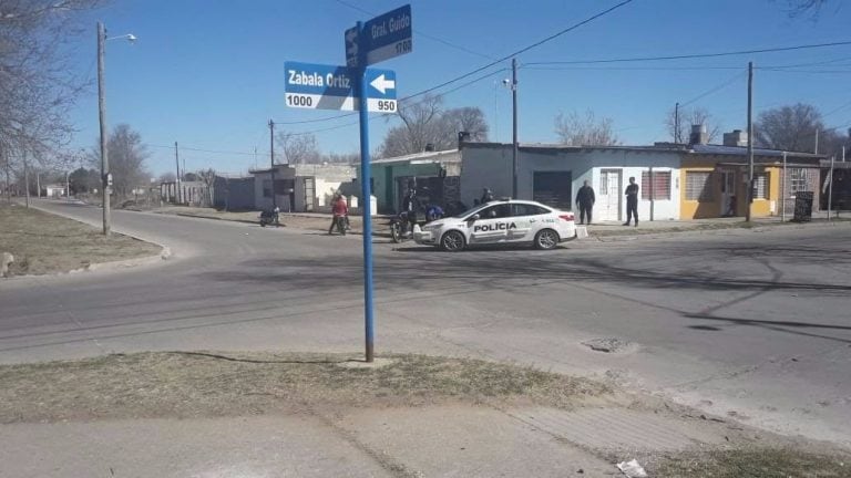 Un menor al volante chocó a una moto en la que iban tres personas.