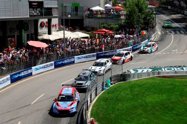 La última fecha de la espectacular WTCR tiene a cuatro candidatos al título. En la imagen, un vibrante paso por el circuito callejero de Vila Real, Portugal.