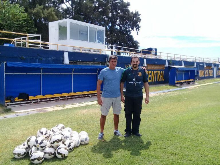 El coordinador de inferiores de Central fue el encargado de entregar los balones