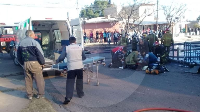 La ambulancia llevó al Hospital de San Luis al bombero herido. Fotos: Alejandro Lorda