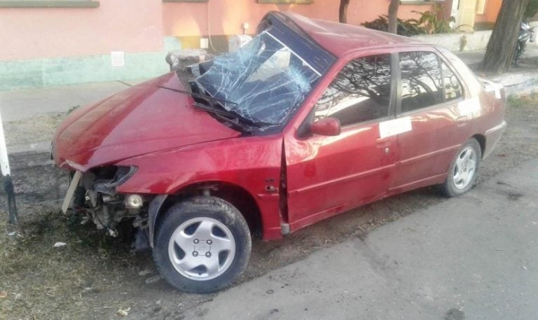 Así quedó el auto de la víctima.