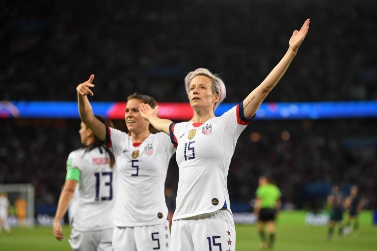 Rapinoe celebra uno de sus tantos ante Francia.  ISIPhotos/Brad Smith.