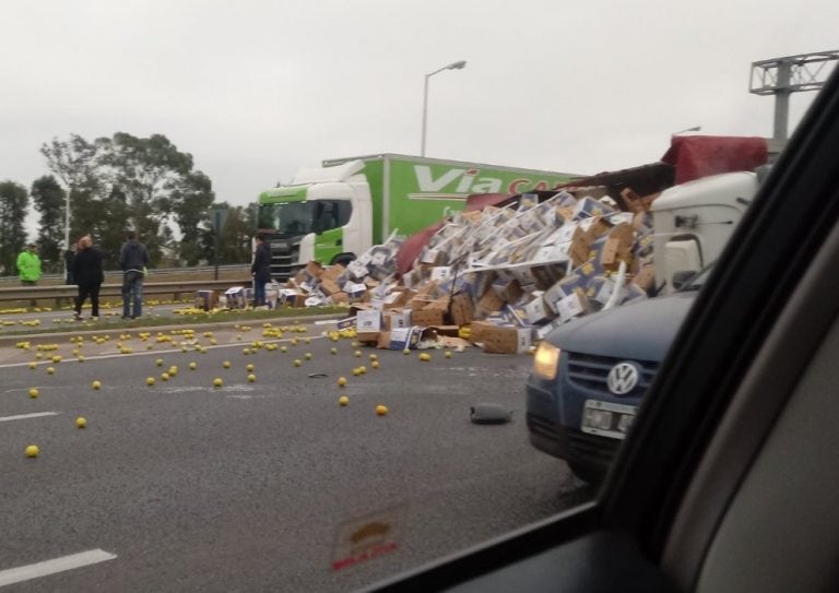 El camión volcó sobre avenida de Circunvalación a la altura de calle Baigorria. (@solotransito)