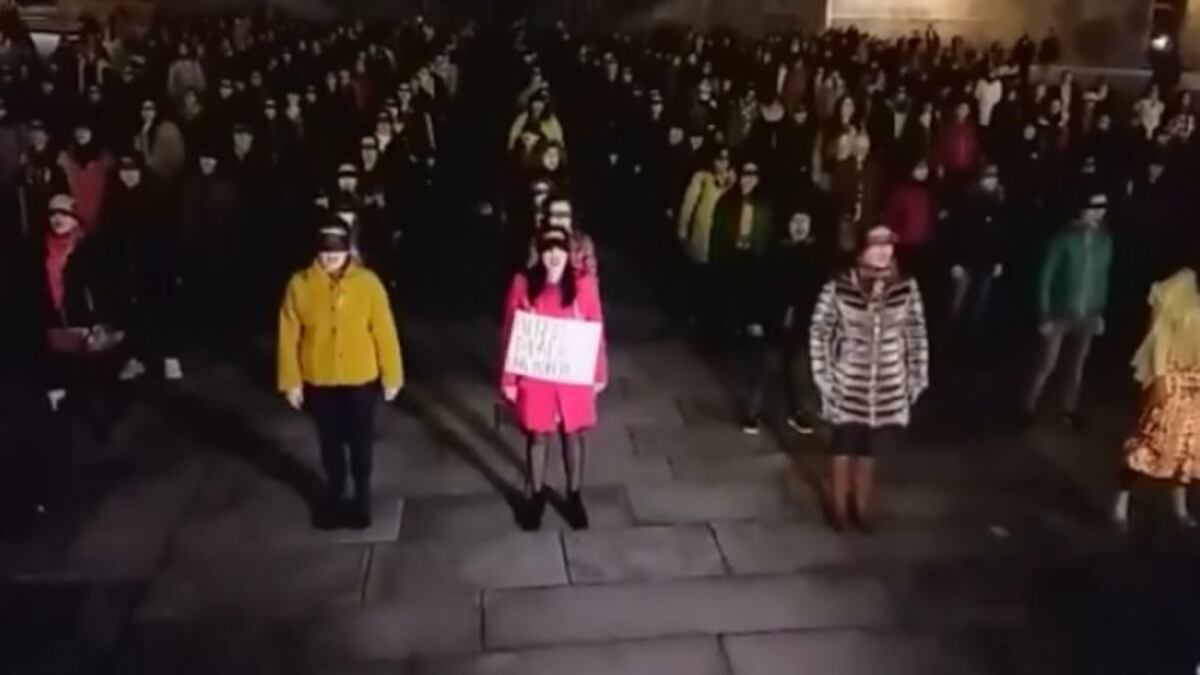 "Vayan a hacer la cena", el grito de un hombre mientras interpretaban una performance feminista