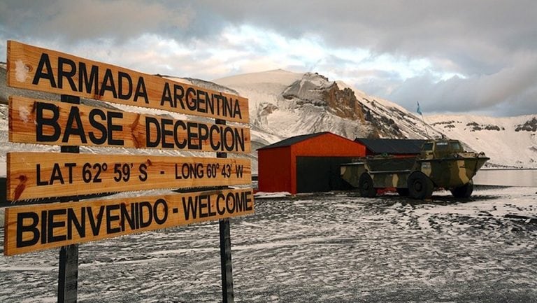 Tripulantes del Velero Galileo visitaron la Base Decepción