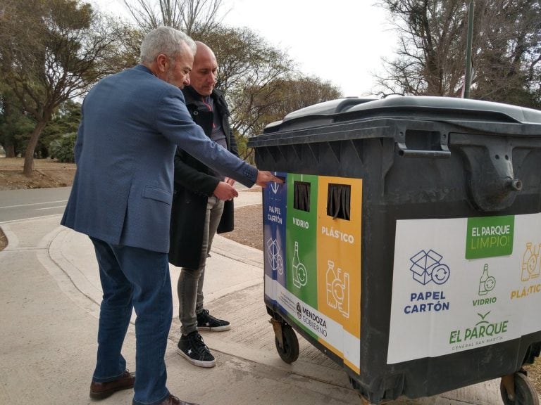 Los contenedores están distribuidos en el parque.