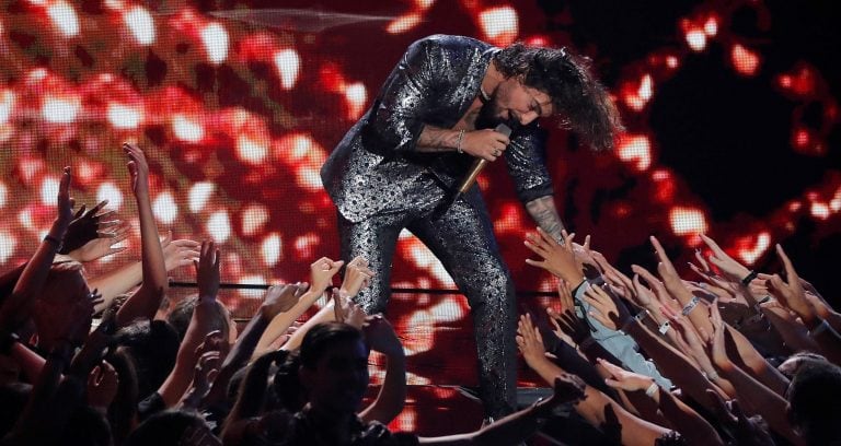 Maluma canta su hit "Felices los cuatro" en la ceremonia de entrega de los MTV Video Music Awards 2018 en el Radio City Music Hall, de Nueva York - REUTERS/Lucas Jackson