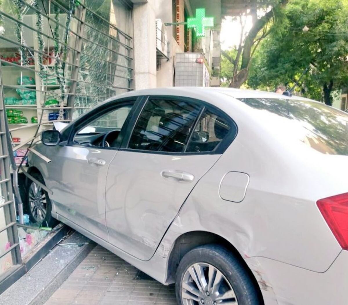 Rápidos y Furiosos: un auto terminó adentro de una farmacia céntrica