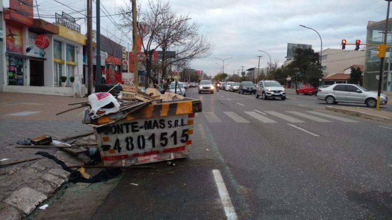 El conductor de un auto impactó contra un contenedor en avenida Rafael Núñez al 4.600.