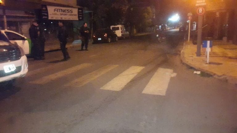 Una moto que iba con dos ocupantes terminó impactando contra un peatón (Foto: Policía)