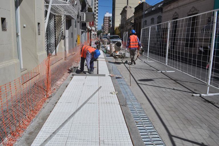 Las obras en el microcentro complican el tránsito y las ventas. (Archivo)