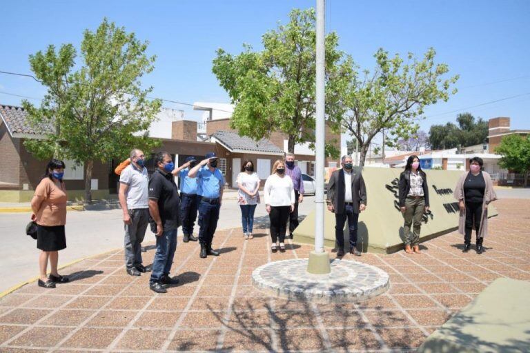 Izamiento de la Bandera Argentina en Arroyito con motivo de los 200 aniversario del primer izamiento en las Islas Malvinas