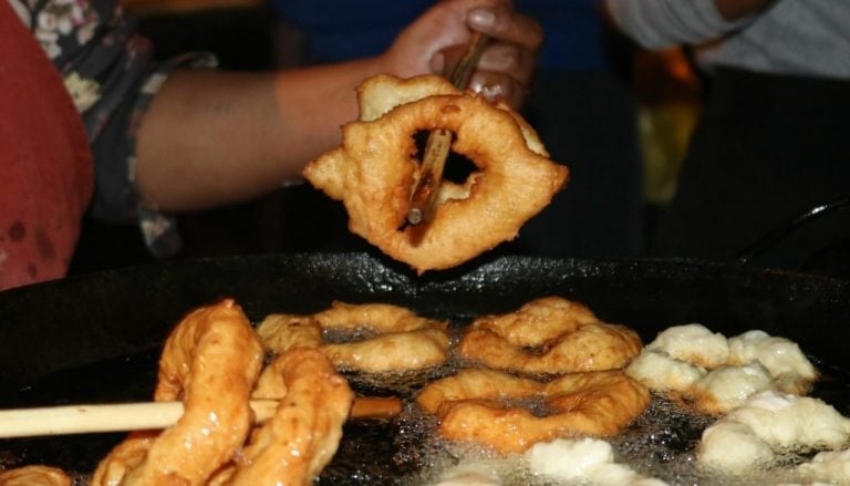 El aceite estará en su punto justo cuando una bolita de masa arrojada a la sartén, salga rápidamente a la superficie.