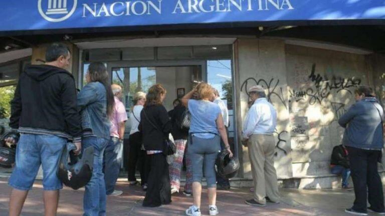 Largas filas en los bancos. Foto: Orlando Pelichotti / Los Andes.