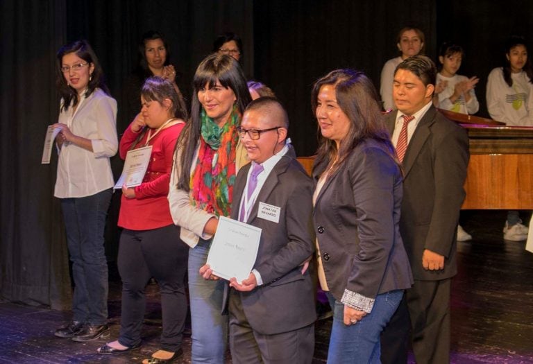 Alexis Jonatan Navarro recibió diploma y medalla de reconocimiento del Concejo Deliberante.