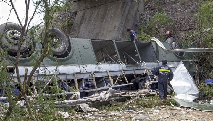 Así quedó el colectivo traer caer de un puente en la ruta nacional 34 en Rosario de la Frontera (Web)