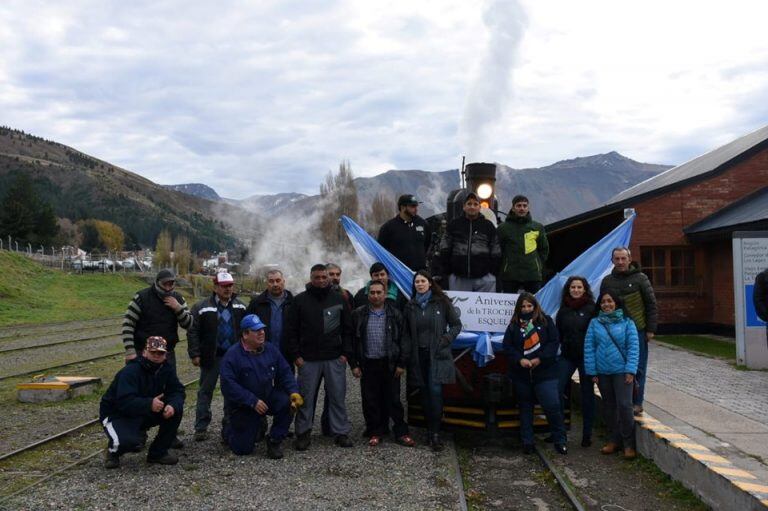 La trochita y empleados en el aniversario n° 75