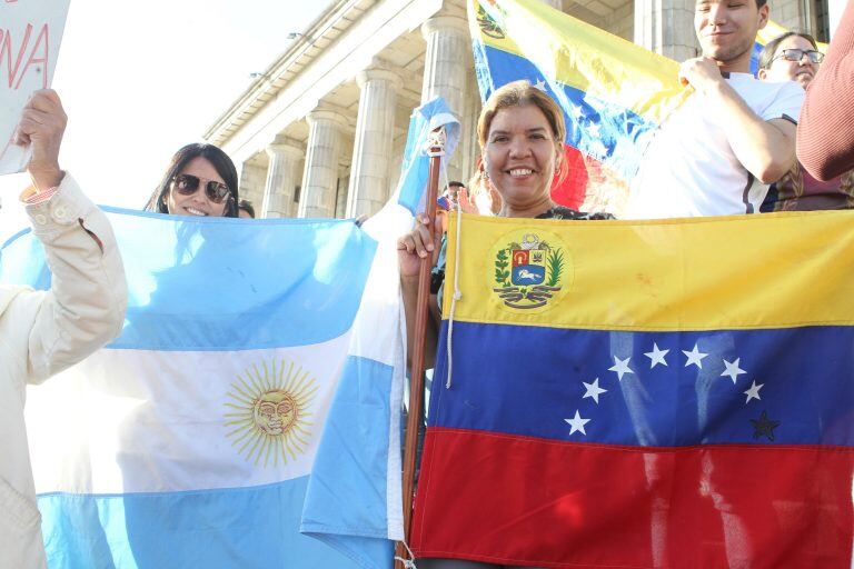 En febrero, miles de personas participaron de una protesta contra el régimen del presidente venezolano, Nicolás Maduro, en Buenos Aires. Crédito: EFE/Pablo Ramón.