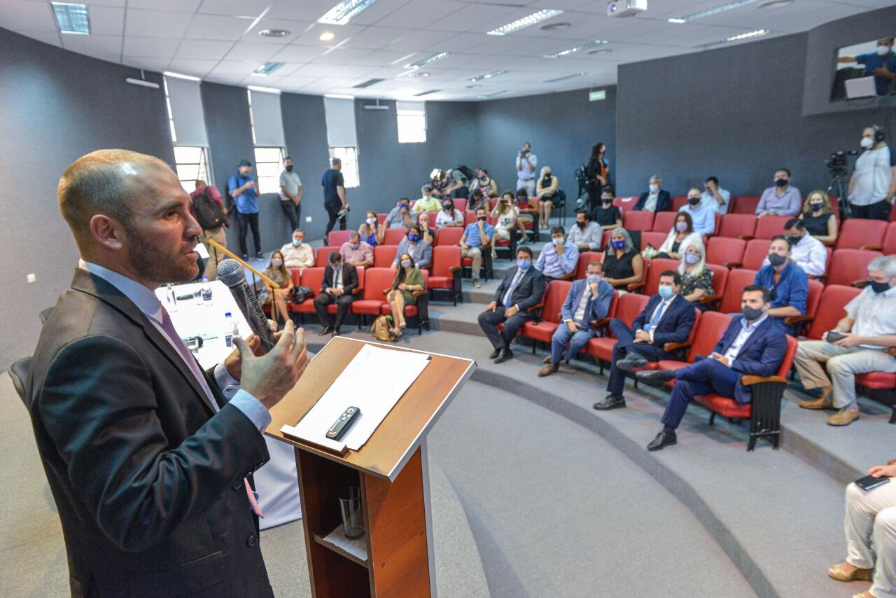 El ministro de Economía, Martín Guzmán,  diisertando en la Facultad de Economía de la Universidad Nacional del Comahue, en su paso por la provincia del Neuquén. (Foto: Prensa Economía)