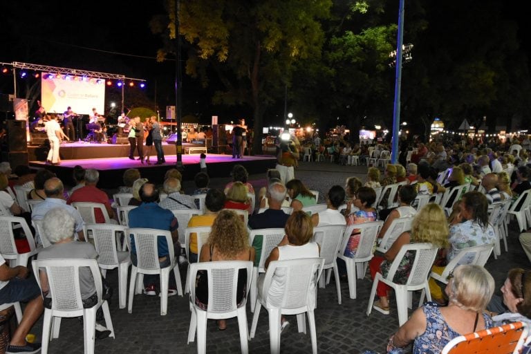 Una buena concurrencia se dio cita en la plaza 25 de Mayo.