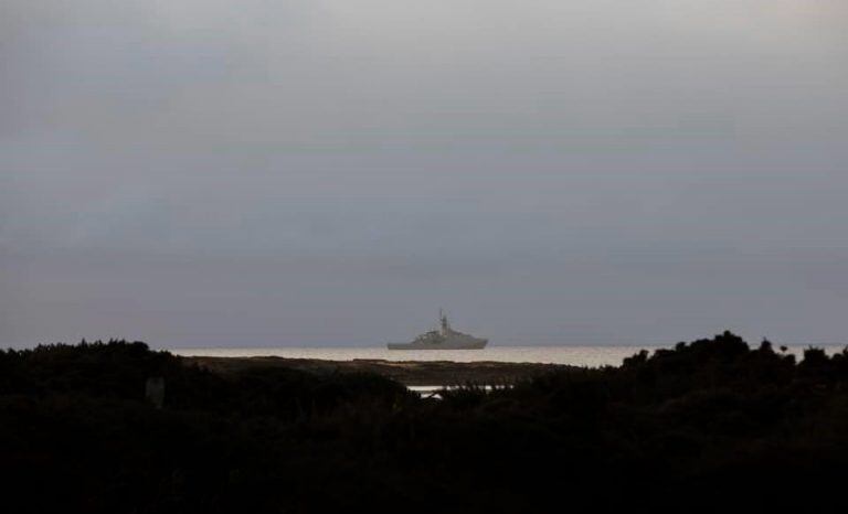 Ejercicios en Malvinas - HMS "Forth" navegando sobre Bahía San Julián.