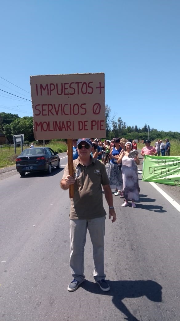 El reclamo mediante carteles y corte de media calzada.