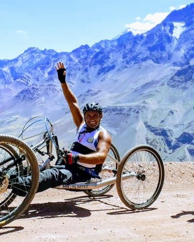 Santiago llegando a la cima en la cordillera de Los Andes.