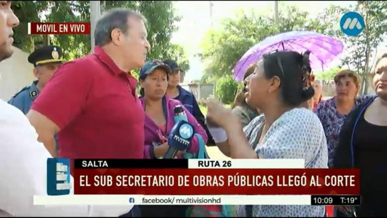 El subsecretario de Obras Públicas de la Municipalidad, Francisco Agolio, se acercó a hablar con los vecinos (Web)