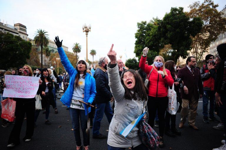 Coronavirus en Argentina: pese a la prohibición hubo una protesta frente al Cabildo en rechazo a la cuarentena (Foto: Clarín)