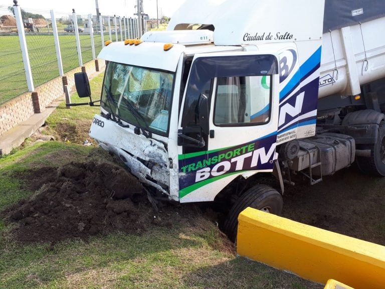 Choque sobre la Ruta Provincial 16 frente a la planta de Randon. (12 Noticias)