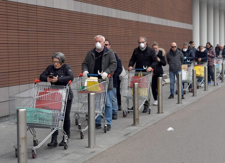 Italianos haciendo cola para entrar al supermercado.