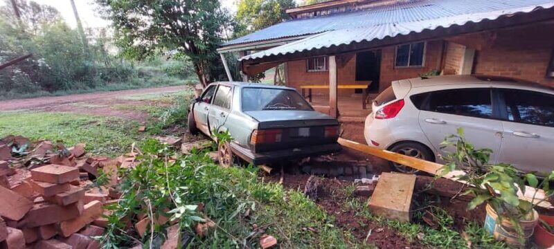 Chocó contra una casa en Eldorado y se escapó abandonando el vehículo.