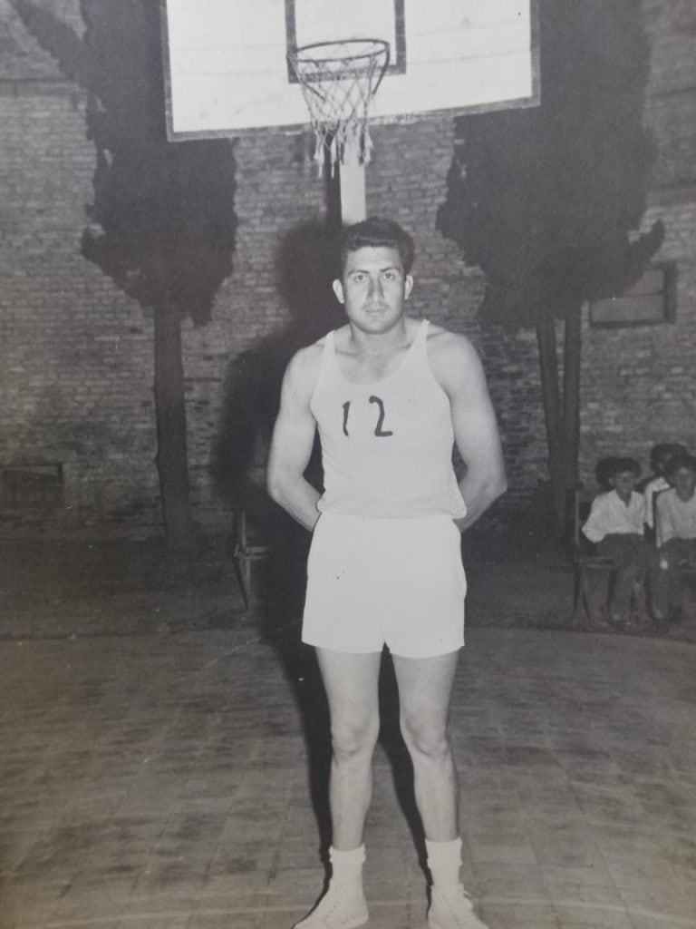 ALberto el "Lungo" Quiñones con la camiseta 12 de "Los Canarios" de Marull. (Familia Quiñones)