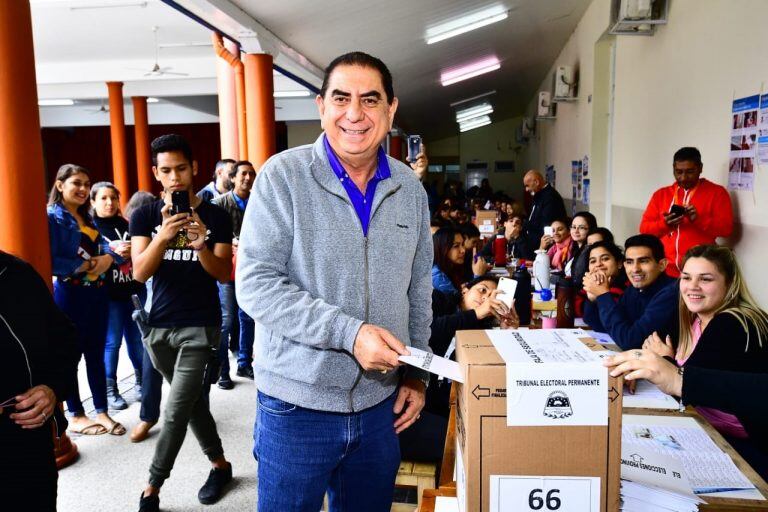 El actual intendente de la ciudad de Formosa y que va por su reelección, Jorge Jofré se acercó hasta la Escuela N° 2 Sarmiento