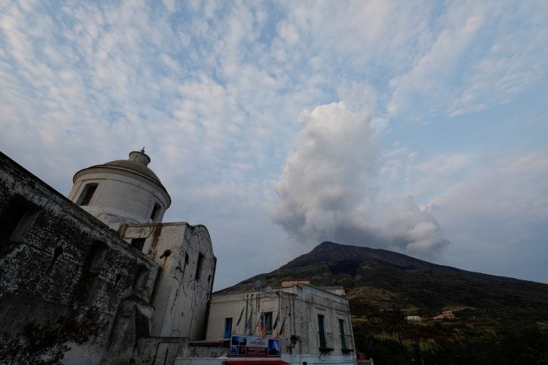 La ceniza que caía de una vasta nube en forma de hongo cubrió los tejados de las casas de la pequeña ciudad, azotada por el viento.