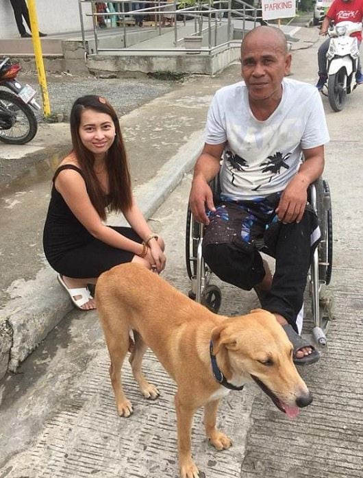 La joven que los filmó, Faith Revilla, escuchando la historia de Danilo y su mascota.