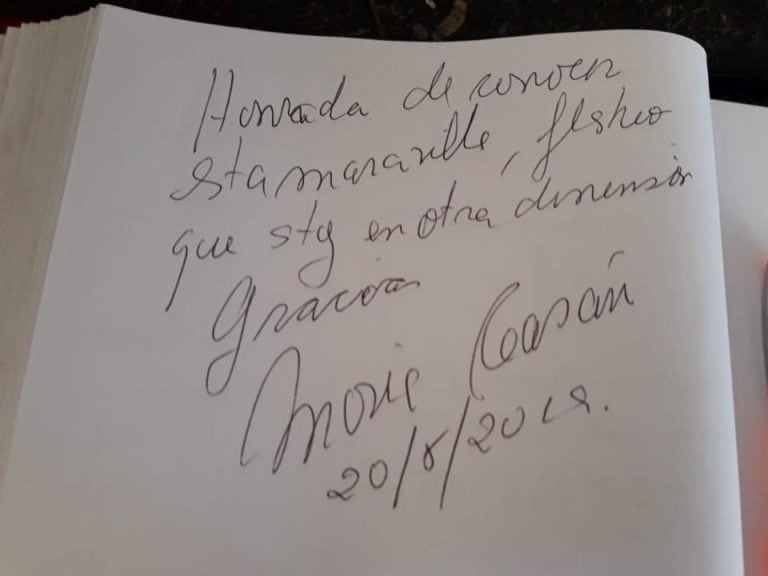 Moria Casán dejó su firma en el libro del Museo del Gran Hotel Viena en Miramar de Ansenuza