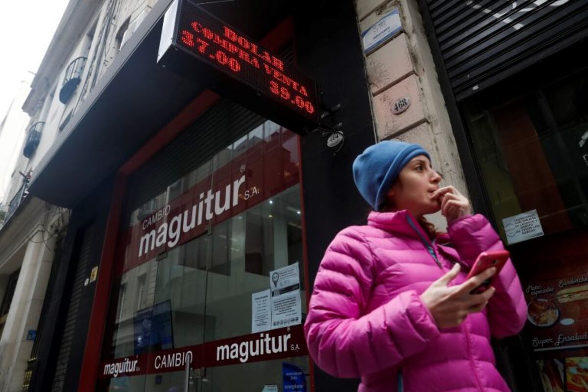 Tras los anuncios del Gobierno, el dólar rozó los $40 y finalmente cerró a $38