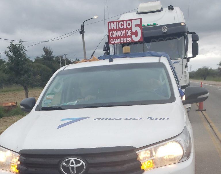 El convoy está compuesto por dos camionetas, cinco camiones con los contenedores, y un camión de emergencia. (foto Multiplataforma Fénix)