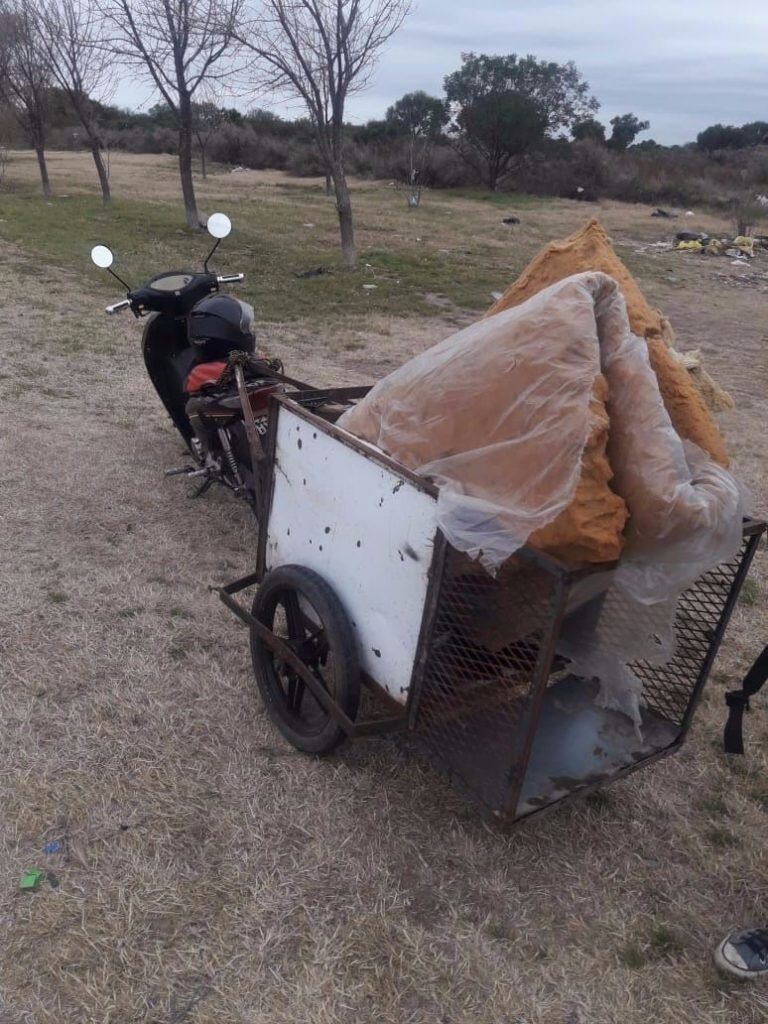 Un hombre circulaba en una motocicleta 110 tirando un carro con restos de goma espuma.