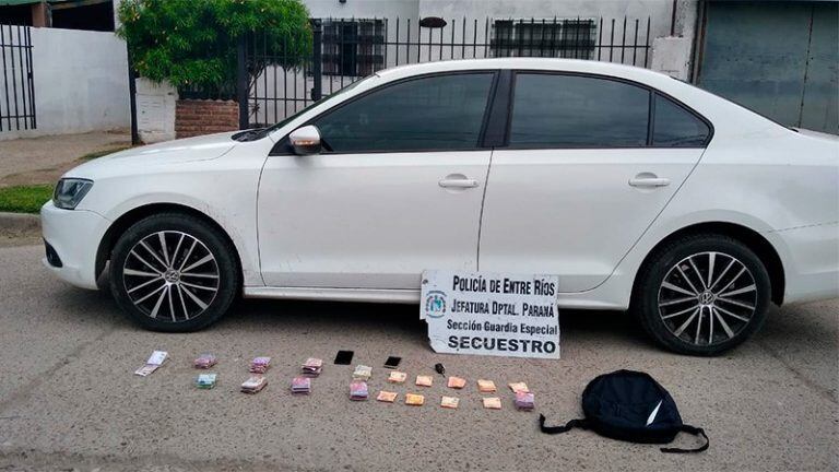 Más de 300 mil pesos fueron hallados en el Volkswagen Vento (ElOnce).