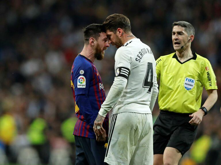 El encontronazo entre Messi y Sergio Ramos en el final del prom (Foto: AP /Manu Fernandez)