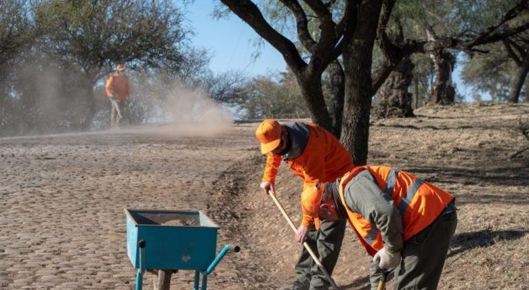 Tareas para recuperar la Cueva del Oso del Parque Sarmiento.