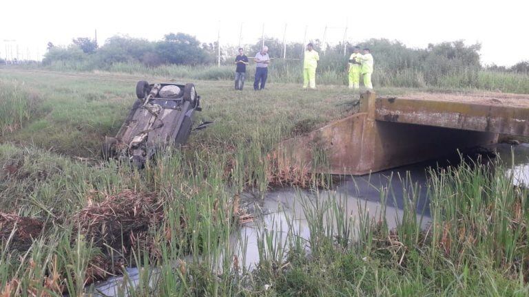 El vuelco del Volkswagen Gol ocurrió pasadas las 7.30 en el kilómetro 301 de la autopista Rosario-Córdoba. (Min. Seguridad)